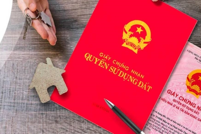 Khi thực hiện các giao dịch liên quan đến sổ đỏ, cần kiểm tra tính pháp lý của sổ đỏ