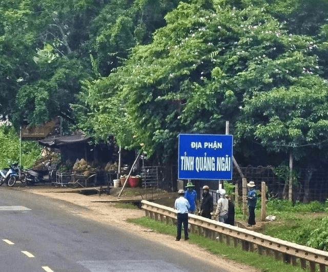 Người đo đạc địa giới bằng máy toàn đạc tại hiện trường