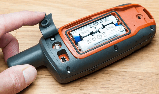 Các loại pin và ngăn chứa pin trên máy định vị GPS cầm tay