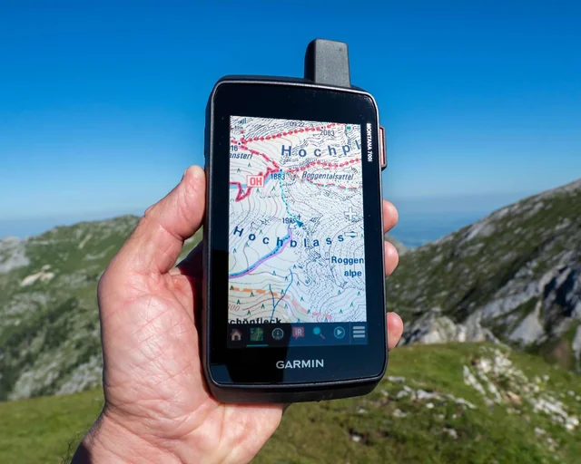 Màn hình của GPS cầm tay Garmin Montana 700 hiển thị rõ nét dưới ánh nắng mặt trời