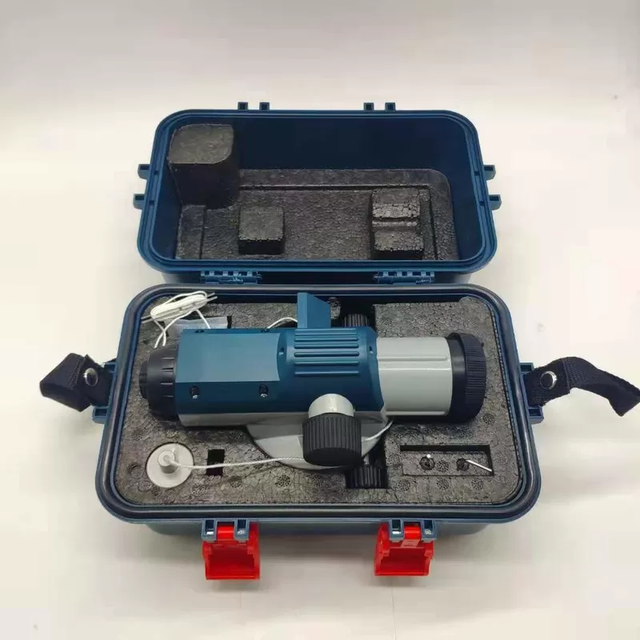 Kỹ sư đang cất máy vào hộp đựng chuyên dụng, một bước quan trọng trong cách bảo quản máy thủy bình Bosch