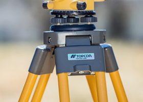 So sánh máy thủy bình Nikon và Topcon
