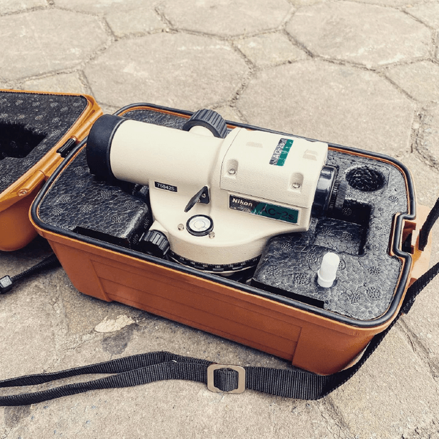 Cận cảnh máy thủy bình Nikon AC-2S chính hãng với ống kính quang học trứ danh, một lựa chọn phổ biến