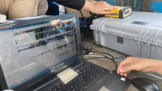 Kỹ sư trắc địa đang giám sát quá trình thu thập dữ liệu lập bình đồ dưới nước bằng phương pháp RTK trên màn hình máy tính