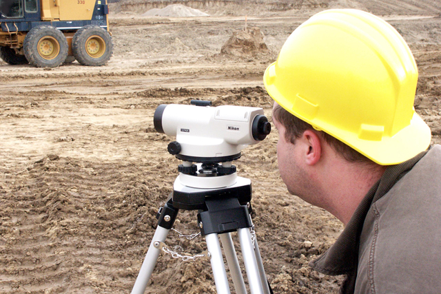 So sánh máy thủy bình Nikon và Topcon