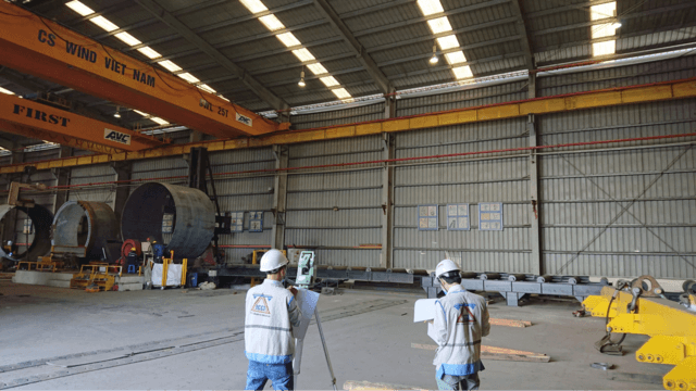 Kiểm tra cao độ sàn nhà xưởng bằng máy thủy bình tại Trắc Địa Sao Việt