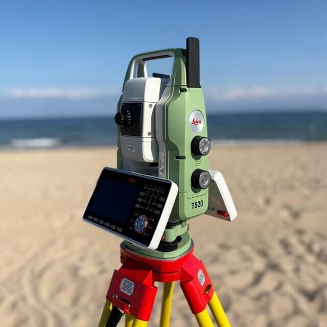 Máy toàn đạc điện tử Leica TS20I làm việc ngoài công trường